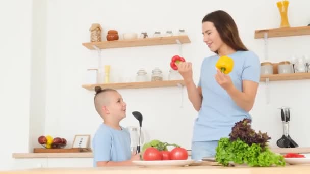 Mãe Satisfeita Filho Pequeno Divertindo Ouvindo Música Dança Cozinha Mãe — Vídeo de Stock