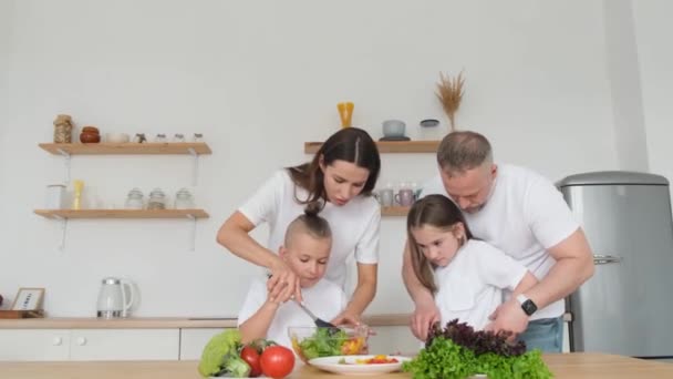 Szczęśliwa Europejska Rodzina Przygotowuje Sałatkę Warzywną Nowoczesnej Kuchni Wewnętrznej Kolacja — Wideo stockowe