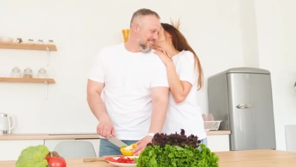 Der Ehemann Bereitet Seiner Frau Vegetarisches Essen Sie Umarmt Ihn — Stockvideo