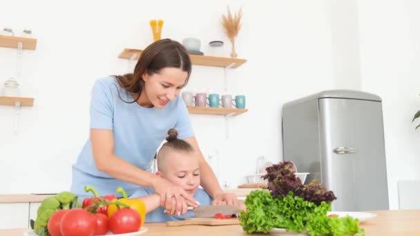Młoda Piękna Matka Uczy Syna Gotować Zdrowe Śniadanie Świeżych Warzyw — Wideo stockowe