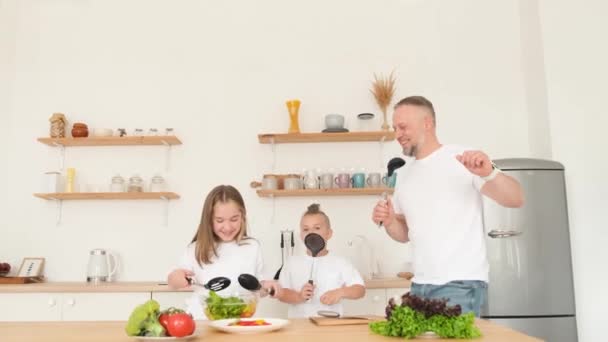 Een Energieke Vader Danst Zingt Keuken Met Zijn Kinderen Dochter — Stockvideo
