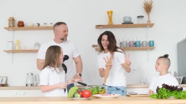 Het Gezin Bereidt Een Gezond Diner Vermaakt Zich Samen Keuken — Stockvideo