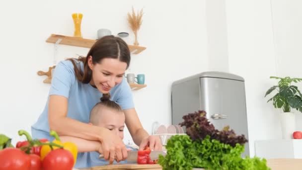 Szczęśliwa Matka Syn Przygotowują Zdrowe Śniadanie Kroją Warzywa Przygotowują Sałatkę — Wideo stockowe