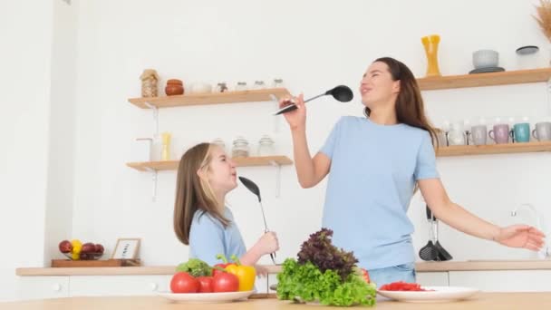 Madre Felice Balla Canta Con Figlia Una Cucina Moderna Tengono — Video Stock