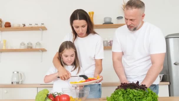 Jonge Familie Met Dochter Die Gezond Voedsel Bereidt Veganistische Salade — Stockvideo