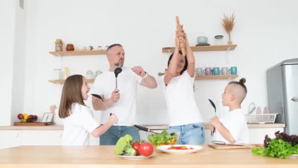 Divertente Giovane Coppia Che Canta Balla Cucina Usando Cucchiai Invece — Video Stock