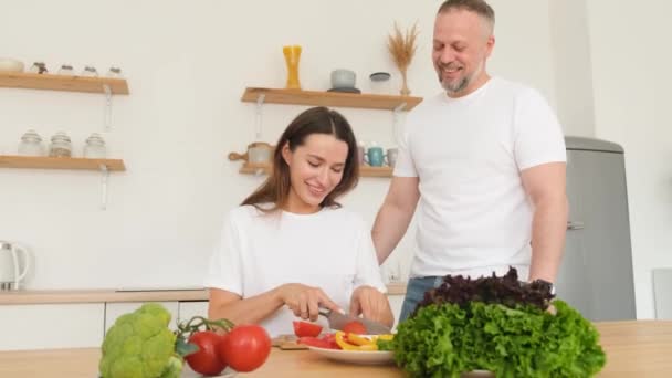 Frau Bereitet Salat Für Ihre Familie Glückliche Familie Hause Der — Stockvideo