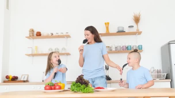 Mooie Moeder Danst Zingt Met Kinderen Een Moderne Keuken Gekleed — Stockvideo