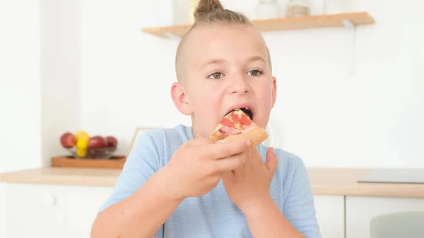 Mladá Rodina Lahodně Italskou Pizzu Sedí Kuchyni Stolu Komunikují Baví — Stock fotografie