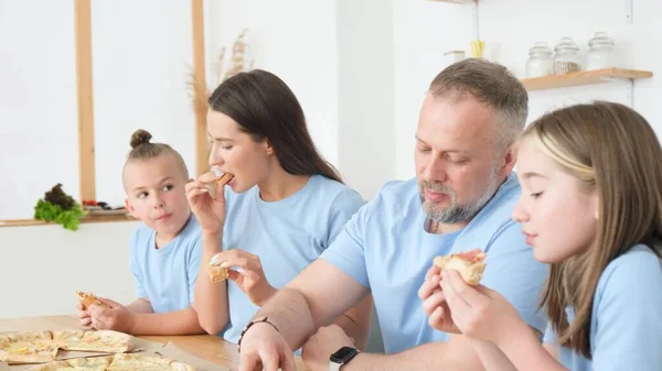 Family Eats Delicious Pizza Together Kitchen Fast Home Delivery Pizza — Stock Photo, Image