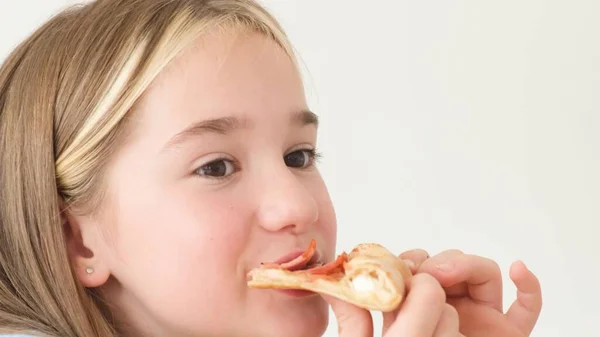Retrato Uma Criança Uma Menina Que Come Pizza Deliciosa Abre — Fotografia de Stock
