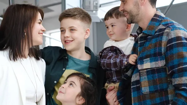 Famiglia Felice Con Bambini Comprato Una Macchina Nuova Abbracciano Gioiscono — Foto Stock