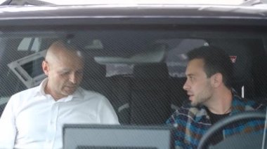 Bir araba satıcısı genç bir adama araba satar. Satış müdürü içeride oturan yeni arabadan bahseder, alıcı galeriden bir araba seçer. Halk ve iş kavramı.