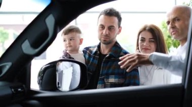 Mutlu aile veresiye araba alır. Genç çift, kocası ve çocuklarıyla birlikte yeni bir araba seçiyor. Araba işi..