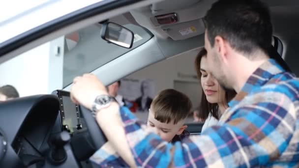 Familia Feliz Compra Coche Crédito Pareja Joven Elige Coche Nuevo — Vídeo de stock