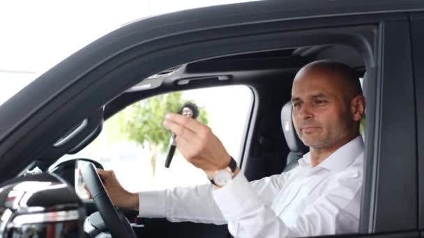 스러운 대머리 사업가 가새로 한차의 열쇠를 승용차를 구입하는 비디오 — 비디오