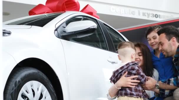 Ευτυχισμένη Οικογένεια Παιδιά Αγόρασε Ένα Νέο Αυτοκίνητο Αγκαλιάζουν Χαίρονται Και — Αρχείο Βίντεο