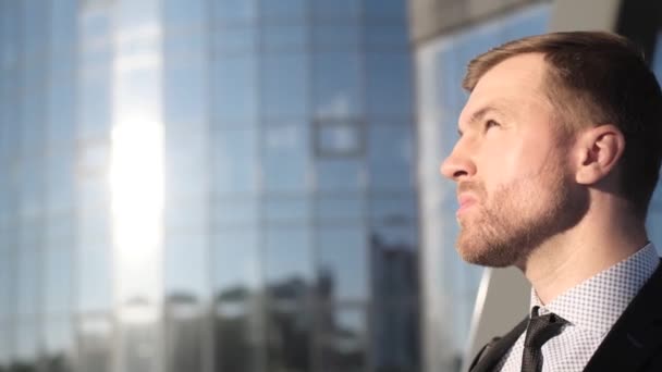 Young Boss Raises His Hand Looks Sky Businessman Looking Something — Stock Video