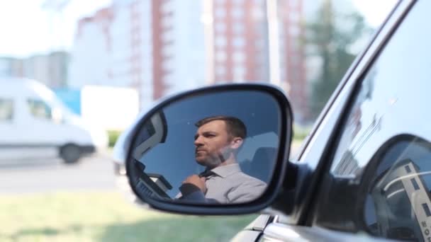 Młody Biznesmen Zakłada Krawat Ulicy Patrząc Przez Okno Samochodu Niepunktualny — Wideo stockowe