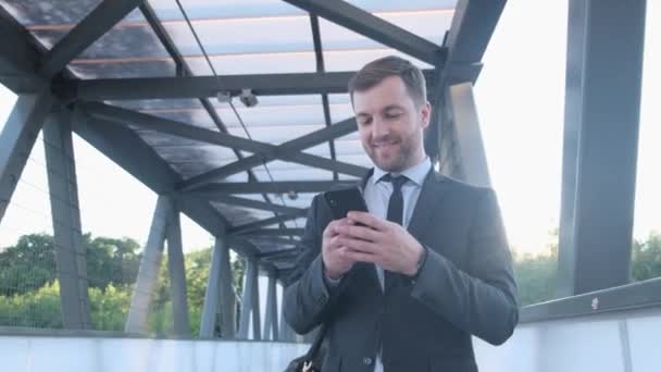 Επιτυχημένος Επιχειρηματίας Διαβάζει Καλά Νέα Μέσω Smartphone Αισιόδοξος Χαμογελαστός Άντρας — Αρχείο Βίντεο