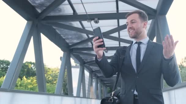 Framgångsrik Affärsman Har Smartphone Han Kommunicerar Videolänk Glad Affärsman Med — Stockvideo