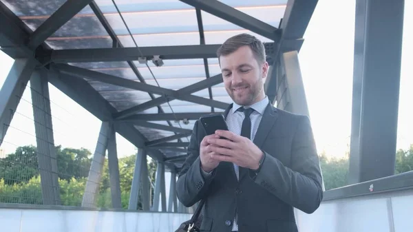 Erfolgreicher Geschäftsmann Liest Gute Nachrichten Smartphone Selbstbewusst Lächelnder Mann Liest — Stockfoto
