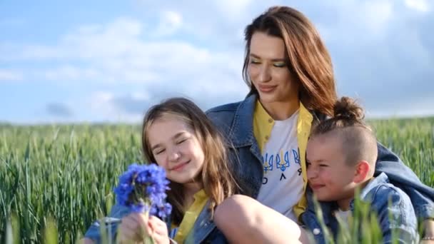 Rodzinny Spacer Letni Dzień Przyjazna Koncepcja Rodziny Dzieci Szczęśliwi Rodzice — Wideo stockowe