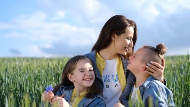 Famille Joyeuse Marche Travers Champ Blé Vert Les Parents Tiennent — Video