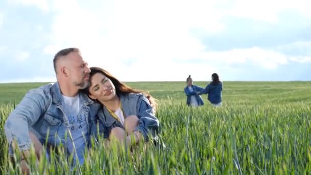 Glückliche Bauernfamilie Mit Sohn Und Tochter Auf Einem Weizenfeld Familie — Stockvideo