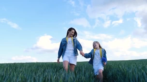 Mutter Und Tochter Spazieren Auf Einem Grünen Feld Aus Jungen — Stockvideo