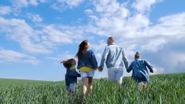 Junge Familie Läuft Händchen Haltend Sie Sind Glücklich Zusammen Mutter — Stockvideo