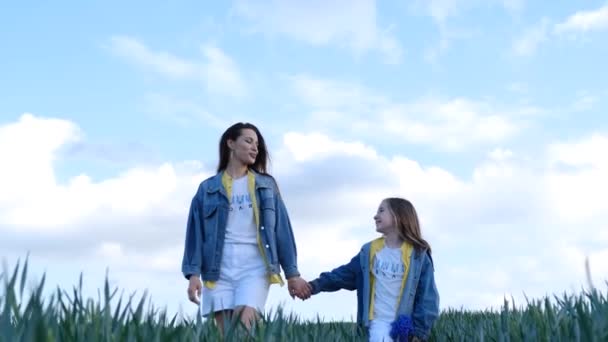 Mãe Filha Feliz Andando Campo Verde Campo Família Divertindo Vídeo — Vídeo de Stock