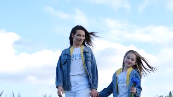 Szczęśliwa Rodzina Dzieci Odpoczywają Matka Córka Chodzą Zielonym Polu Młodej — Wideo stockowe