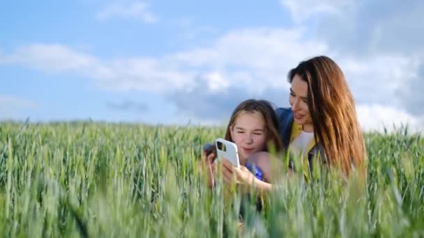 Lycklig Familj Och Barn Vilar Mor Och Dotter Går Ett — Stockvideo