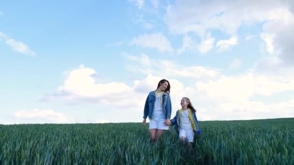 Lycklig Familj Och Barn Vilar Mor Och Dotter Går Ett — Stockvideo