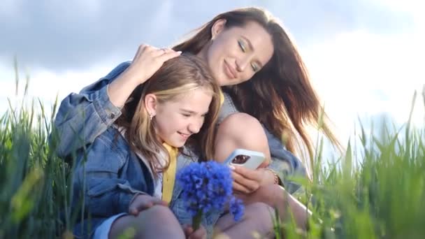 快乐的母亲和女儿在乡间的绿地里散步 一家人玩得很开心 4K视频 — 图库视频影像