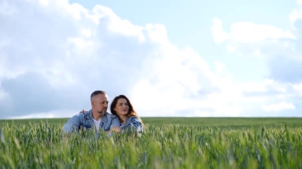 Casal Amoroso Descansando Sentado Grama Verde Alta Meio Campo Amantes — Vídeo de Stock