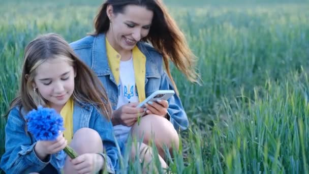 Mamma Figlia Usano Uno Smartphone Seduto Nell Alta Erba Verde — Video Stock