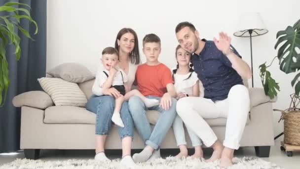 Szczęśliwa Duża Europejska Rodzina Relaksująca Się Kanapie Domu Radośnie Macha — Wideo stockowe