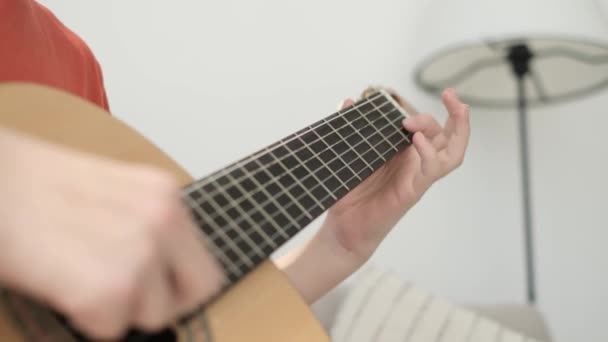 Retrato Menino Bonito Sentado Sofá Tocando Guitarra Instrumento Musical Cordas — Vídeo de Stock