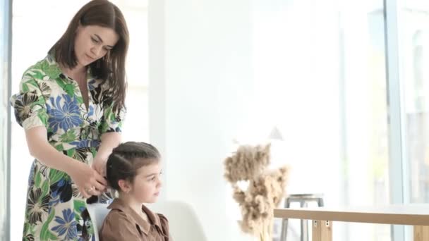 Mãe Tranca Cabelo Das Filhas Manhã Cedo Mãe Prepara Filha — Vídeo de Stock