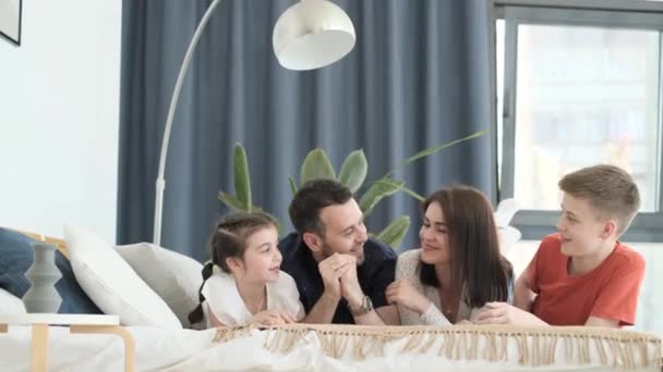 Heureuse Famille Américaine Détendre Sur Canapé Maison Ils Utilisent Smartphone — Video