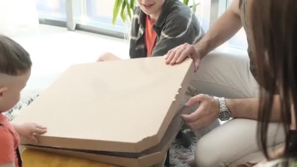Große Glückliche Familie Beim Pizza Essen Hause Auf Dem Sofa — Stockvideo