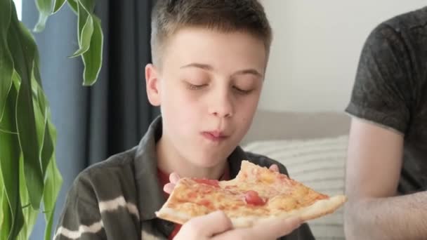 Μεγάλη Ευτυχισμένη Οικογένεια Τρώει Πίτσα Κάθεται Στον Καναπέ Στο Σπίτι — Αρχείο Βίντεο