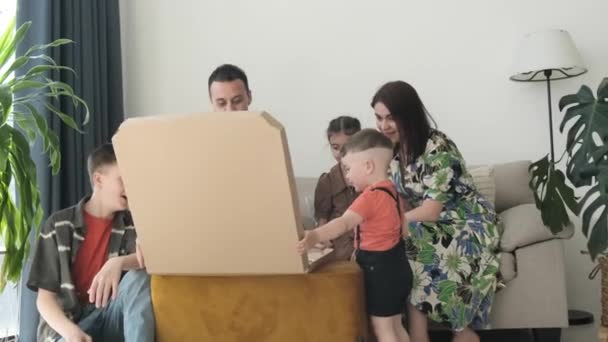 Gran Familia Feliz Comiendo Pizza Sentada Sofá Casa Marido Esposa — Vídeos de Stock