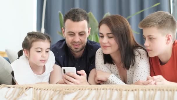 Familia Americana Feliz Relajarse Sofá Casa Que Utilizan Teléfono Inteligente — Vídeos de Stock