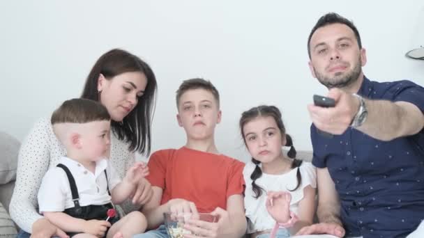 Smuk Familie Ser Spiser Popcorn Sidder Sofaen Derhjemme Far Holder – Stock-video