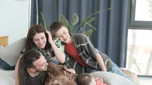 Kaukasische Familie Spielt Mit Kindern Die Auf Dem Bett Schlafzimmer — Stockvideo