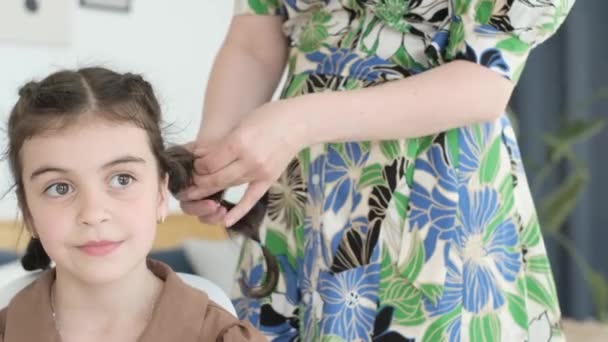 Máma Brzy Ráno Plete Vlasy Svých Dcer Máma Připravuje Dceru — Stock video