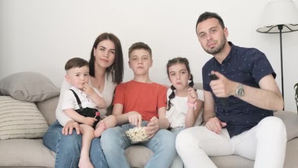 Amerykańska Rodzina Ogląda Telewizję Domu Kanapie Tata Trzyma Pilota Przełącza — Wideo stockowe
